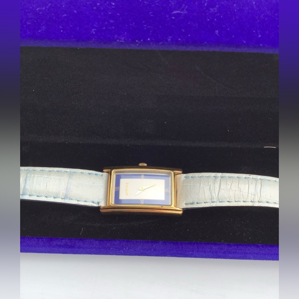 Gucci Gold-Tone Rectangular Watch with distinctive dial 💙🤍 - Picture 16 of 16